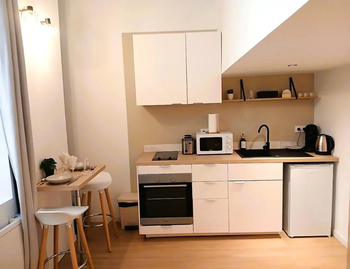 Studio En Mezzanine, Metro Et Rue Centrale Mais Calme Oullins Frankrig