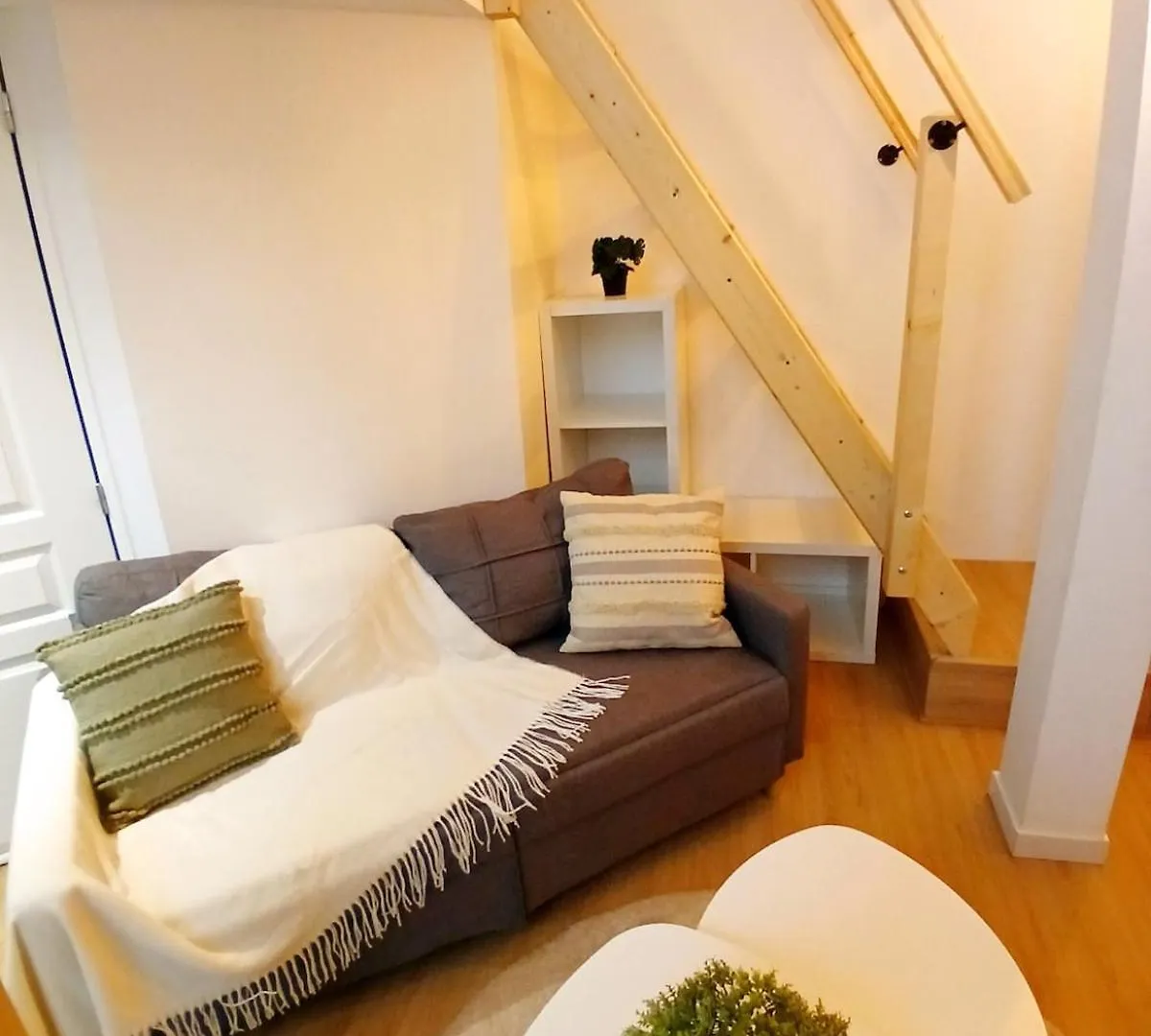 Studio En Mezzanine, Metro Et Rue Centrale Mais Calme Oullins Lejlighed